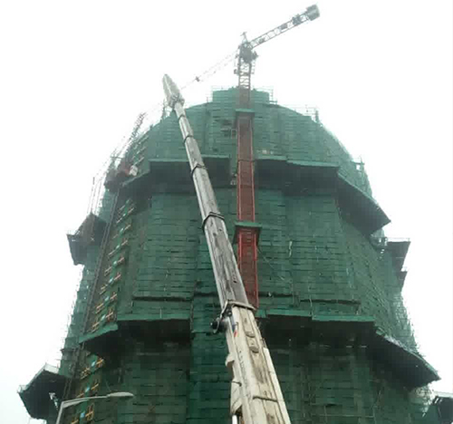 新县吊车在工地上作业
